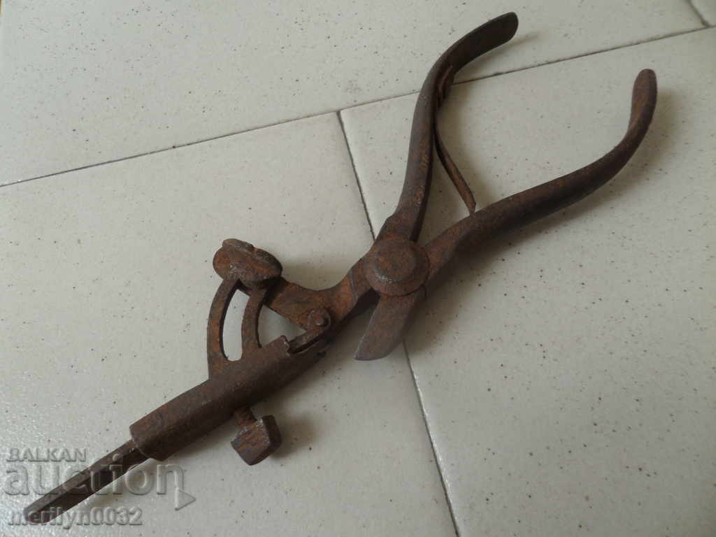 Delivery of Old chappy-type pliers, a tool, serrated Delivery of Old chappy-type pliers, a tool, serrated