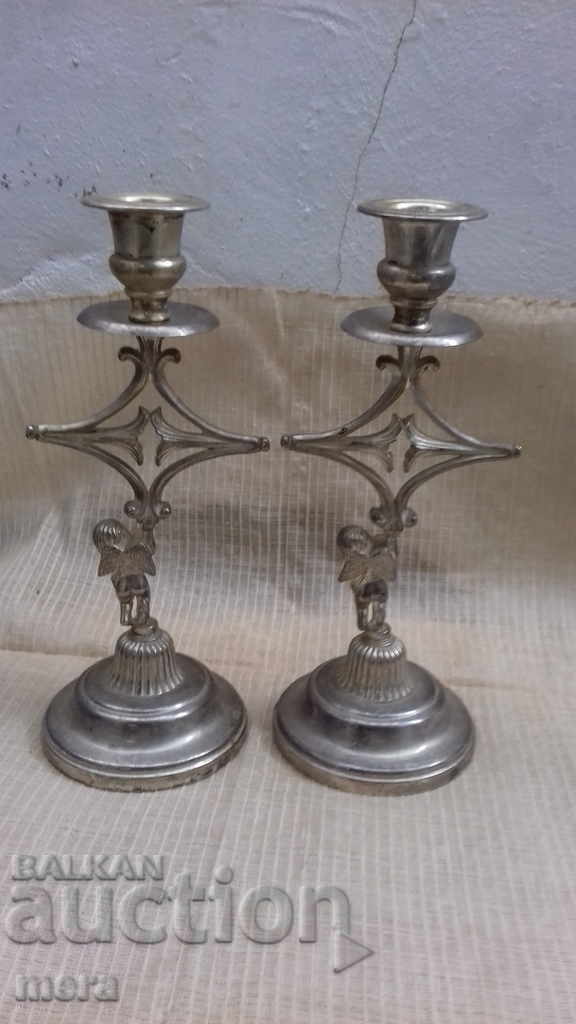 Auction  A pair of candlesticks