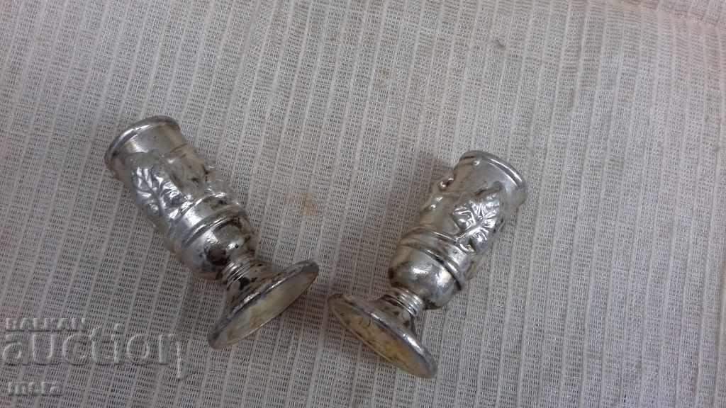 Παράδοση Ένα ζευγάρι μικρά κηροπήγια.