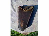 O veche pungă de piele pentru bicicletă, o bicicletă