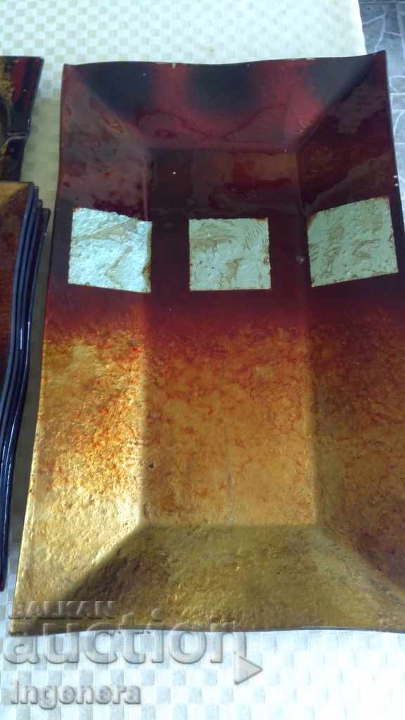 Delivery of Service plates, plateau and ashtray Delivery of Service plates, plateau and ashtray