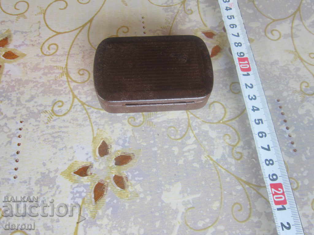An old tin tobacco box with price 15.00 BGN | € 7.67