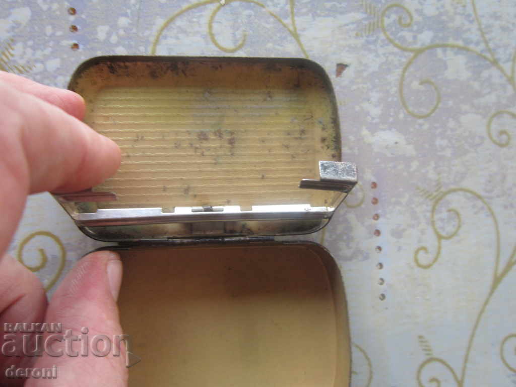 An old tin tobacco box - 5