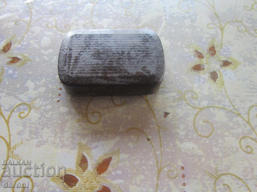 An old tin tobacco box - 6