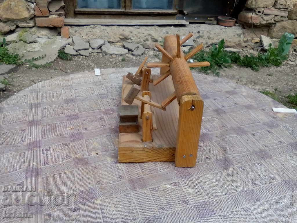 Стара дървена играчка с цена 18.00 лв. | € 9.20