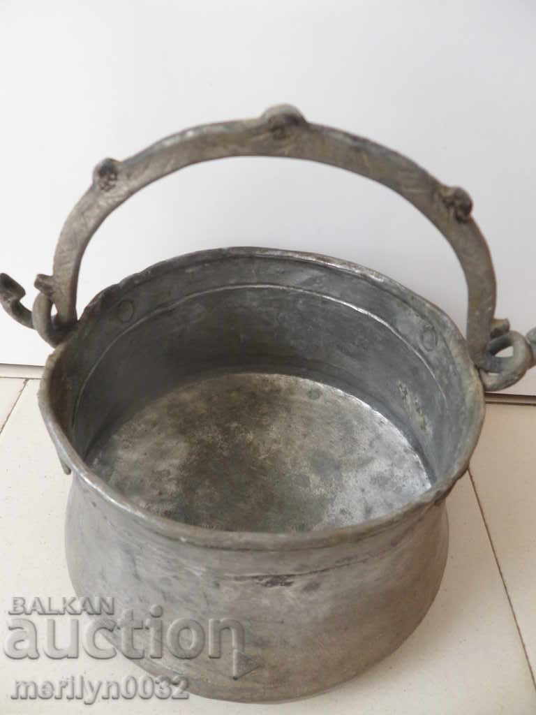 Auction An old copper boiler, a pot, a malt, a baker Auction An old copper boiler, a pot, a malt, a baker