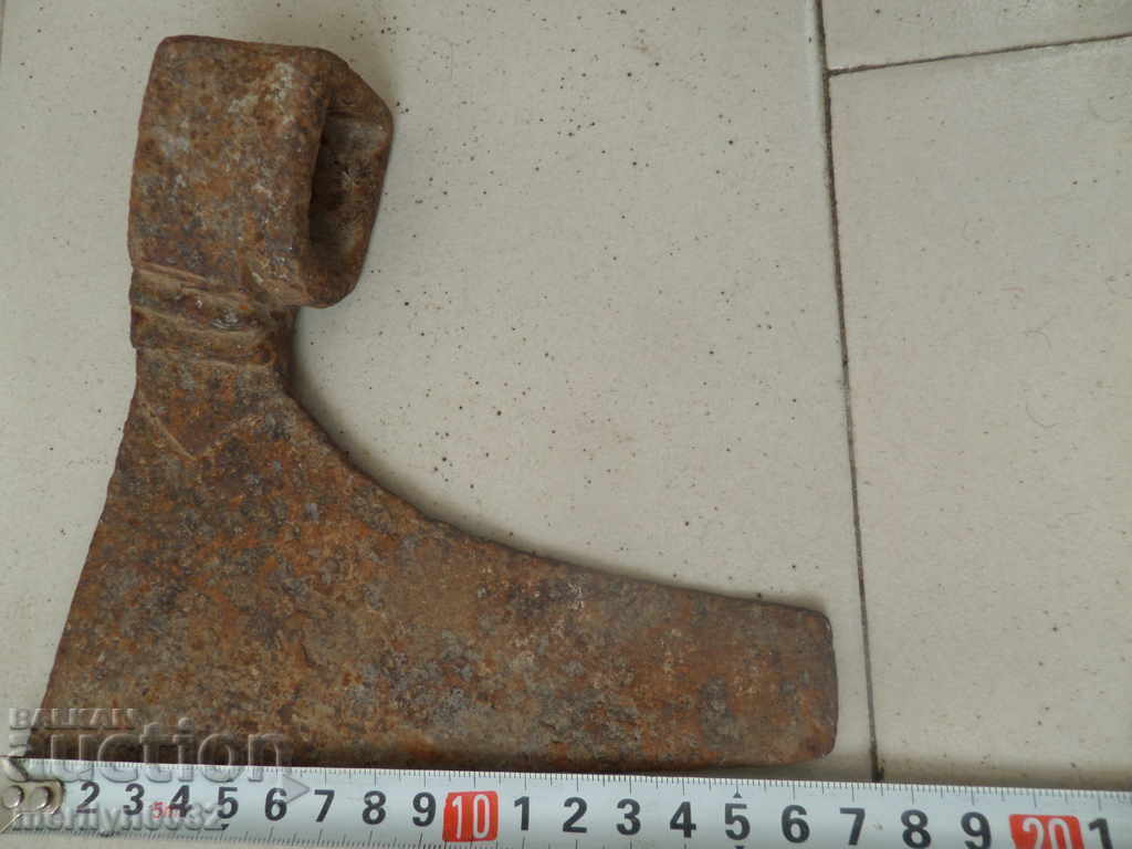 Auction  Old ax, curved toothed saber hat without gland