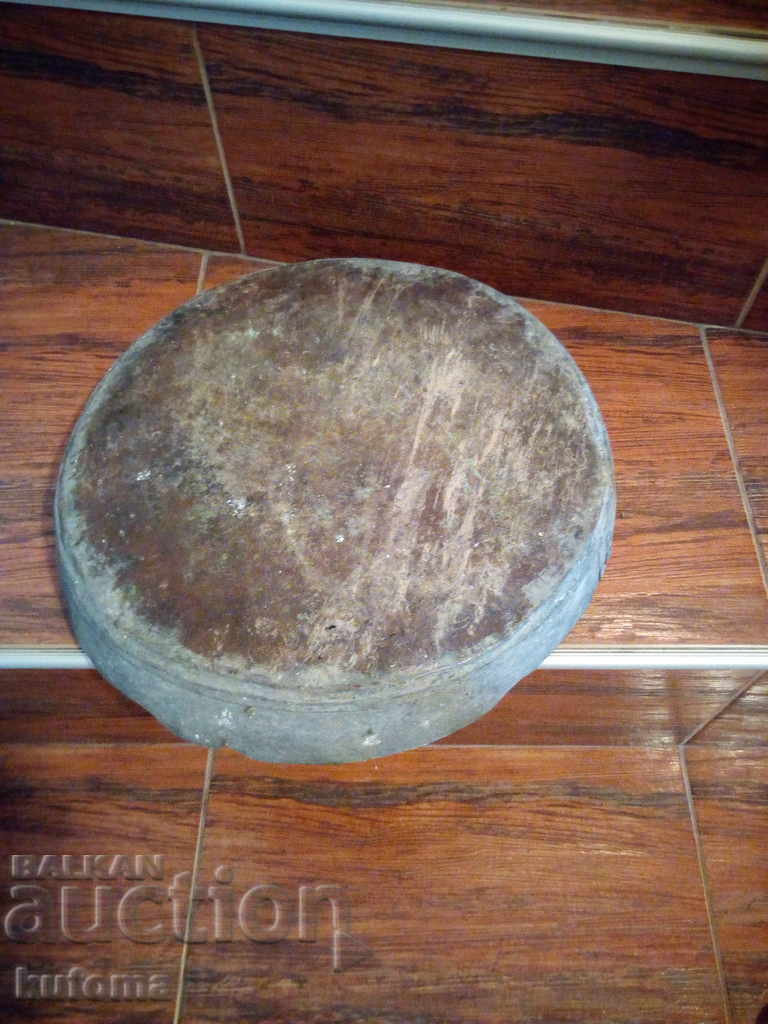 Tava veche forjată cu preț 14.99 BGN | € 7.66 Tava veche forjată cu preț 14.99 BGN | € 7.66