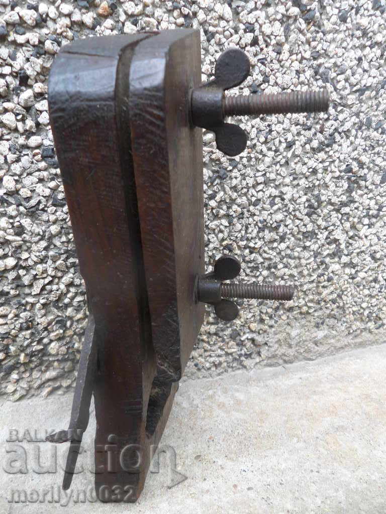 Licitație Vechi instrument tâmplar razatoare cu cuțit Licitație Vechi instrument tâmplar razatoare cu cuțit