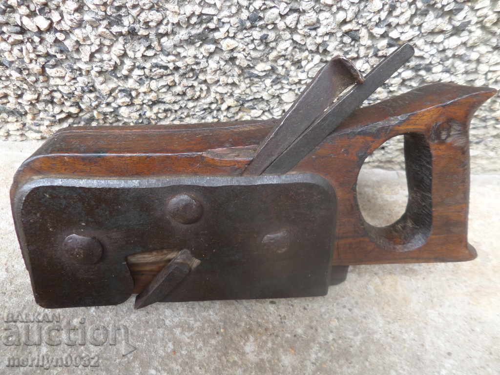 Vechi instrument tâmplar razatoare cu cuțit Vechi instrument tâmplar razatoare cu cuțit