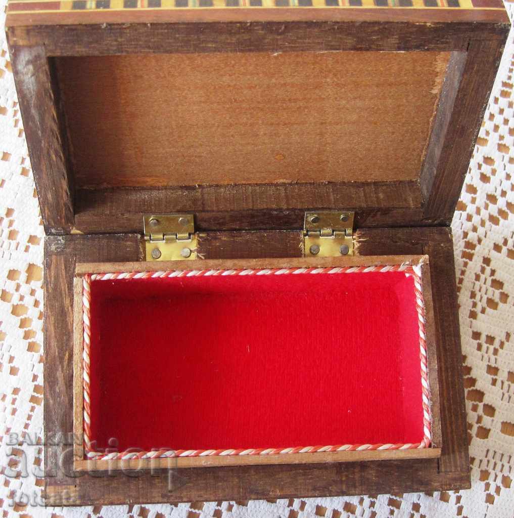 , Caseta de bijuterii foarte frumos vechi și intarsii cu preț 29.00 BGN | € 14.83