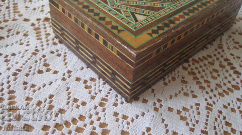 Licitație , Caseta de bijuterii foarte frumos vechi și intarsii