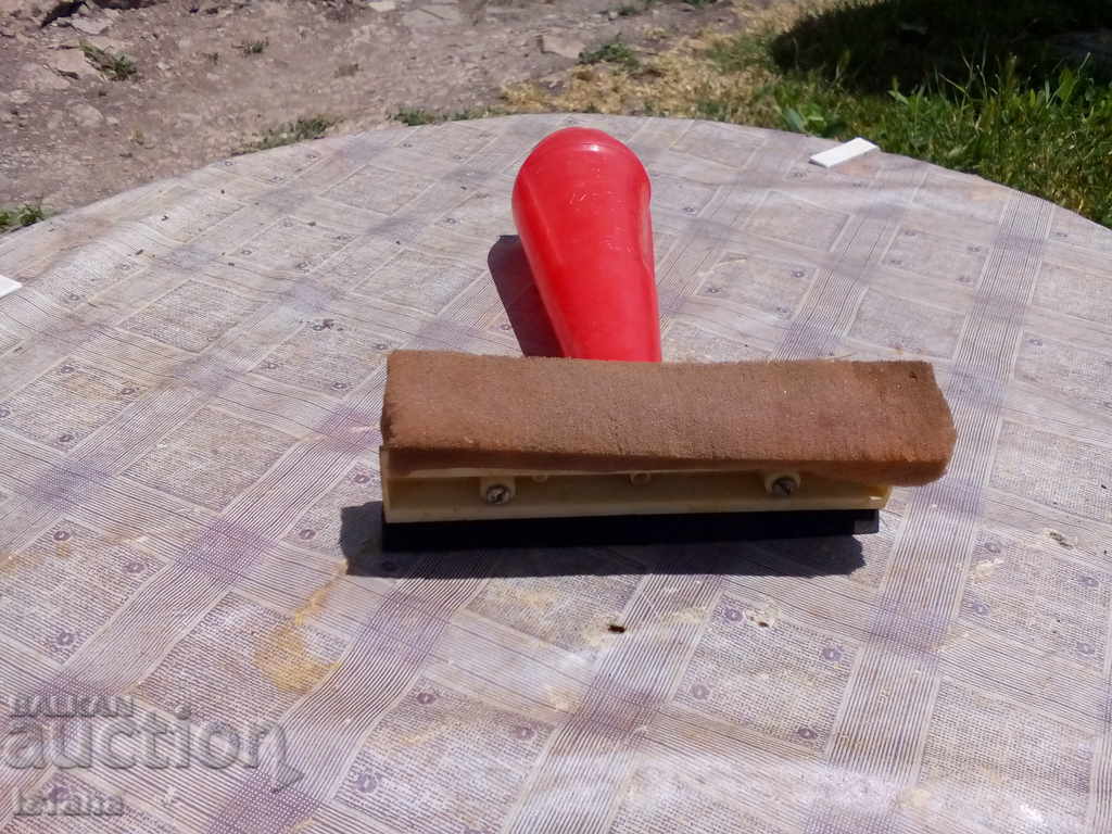 An old wiper with price 5.00 BGN | € 2.56 An old wiper with price 5.00 BGN | € 2.56