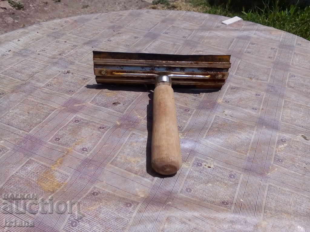 An old wiper with price 5.00 BGN | € 2.56 An old wiper with price 5.00 BGN | € 2.56