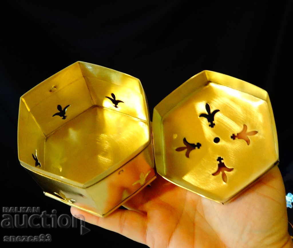 Candlestick, brass candlestick with bourbon lily. - 5 Candlestick, brass candlestick with bourbon lily. - 5