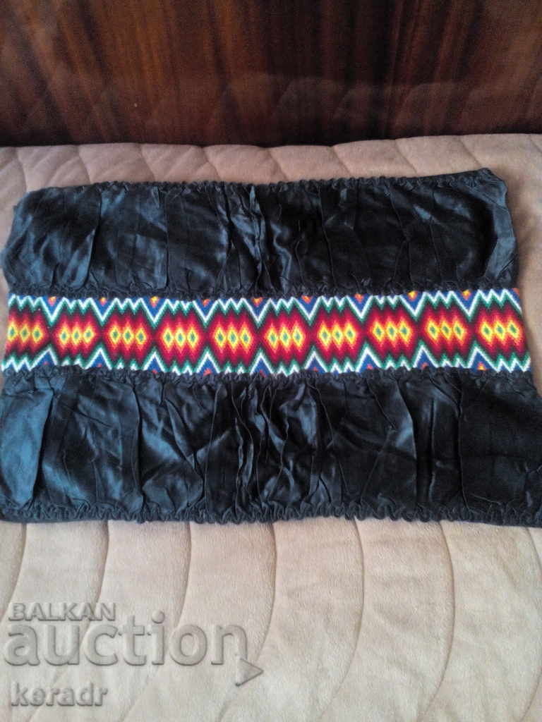 Δημοπρασία Δύο ρετρό εξώφυλλα, κεντημένα στο χέρι.