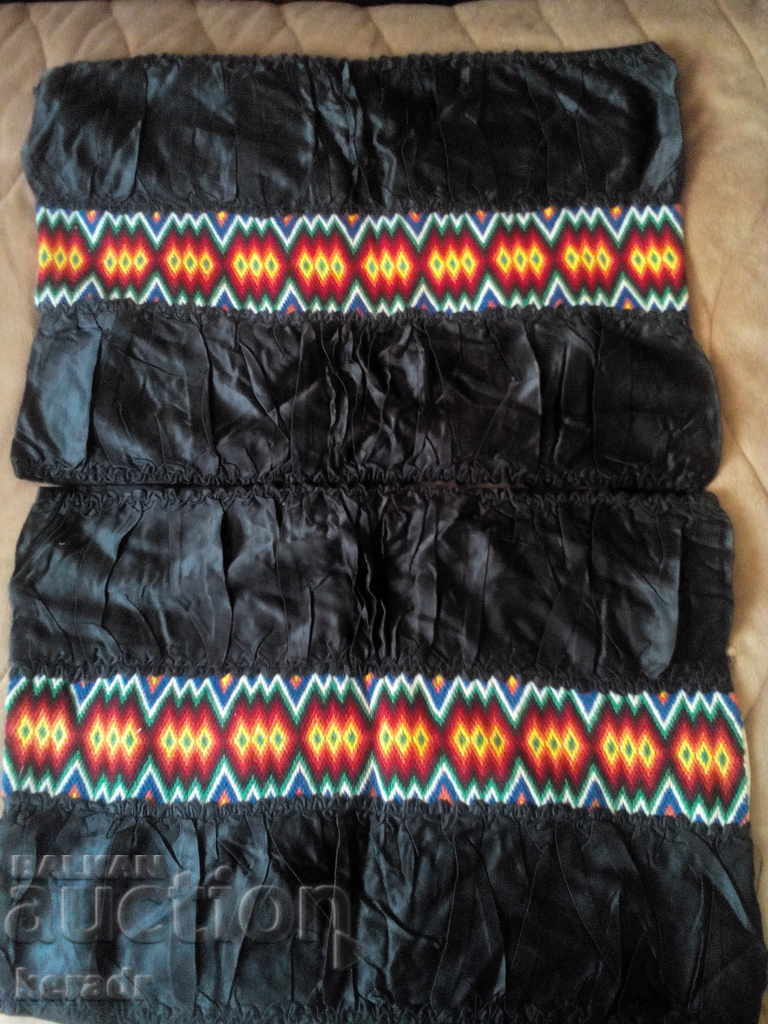 Delivery of Two retro covers, hand embroidered. Delivery of Two retro covers, hand embroidered.