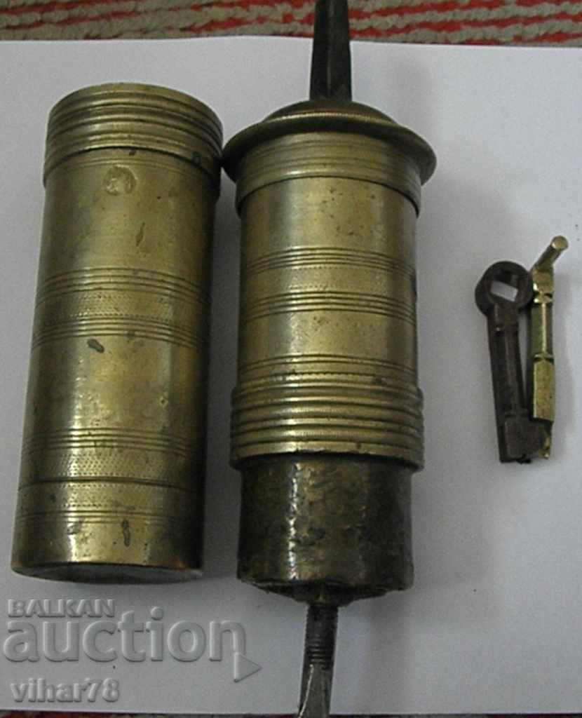 Delivery of OLD BLACK PEPPER/COFFEE GRINDER Delivery of OLD BLACK PEPPER/COFFEE GRINDER