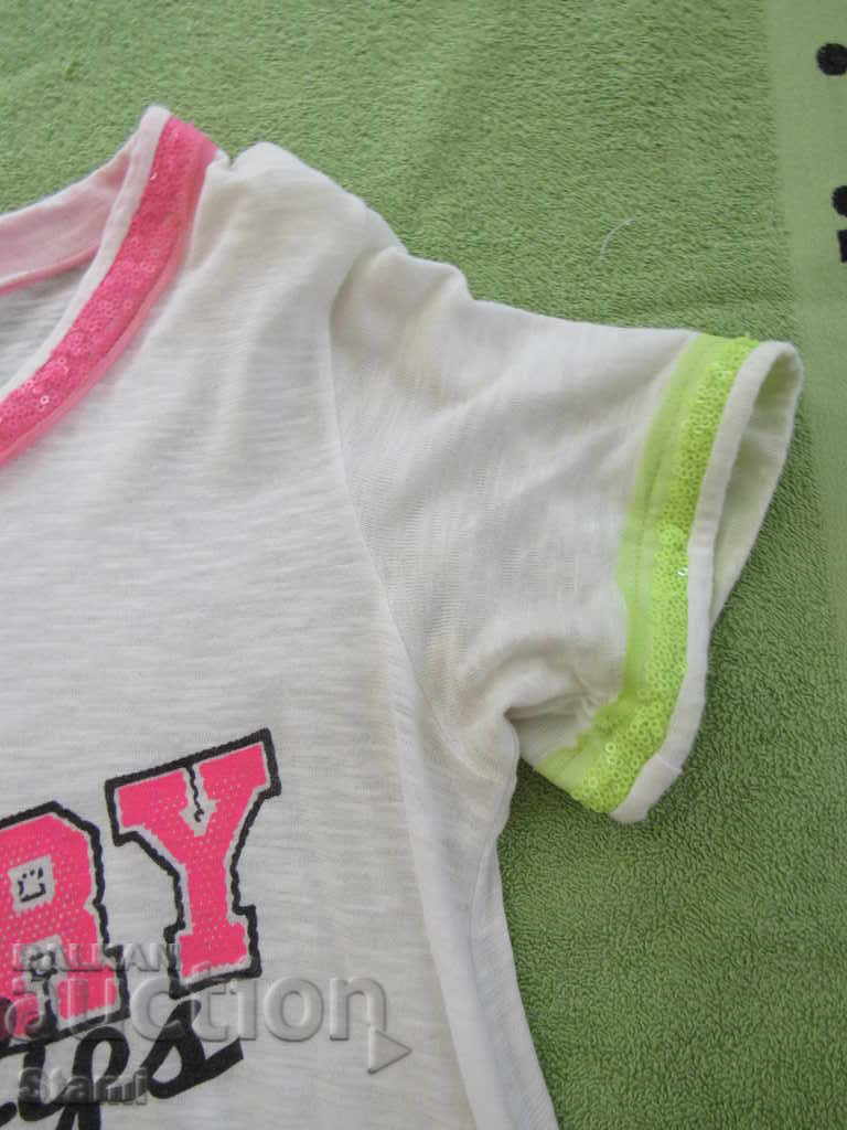 Delivery of Women's printed T-shirt, size M Delivery of Women's printed T-shirt, size M