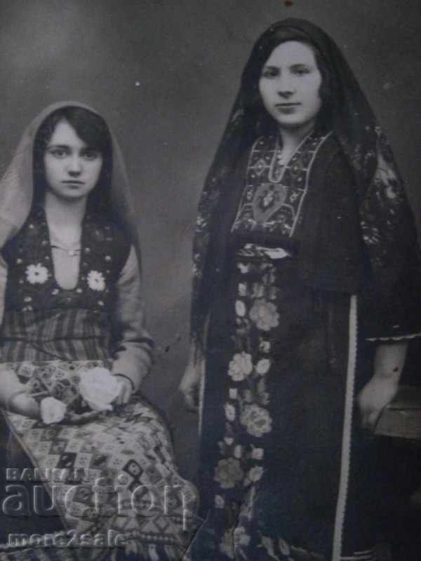 STARA CARTICHKA - NATIONAL NOSIA - BEAUTIFUL GIRLS IN THE BOOKS with price 12.00 BGN | € 6.14