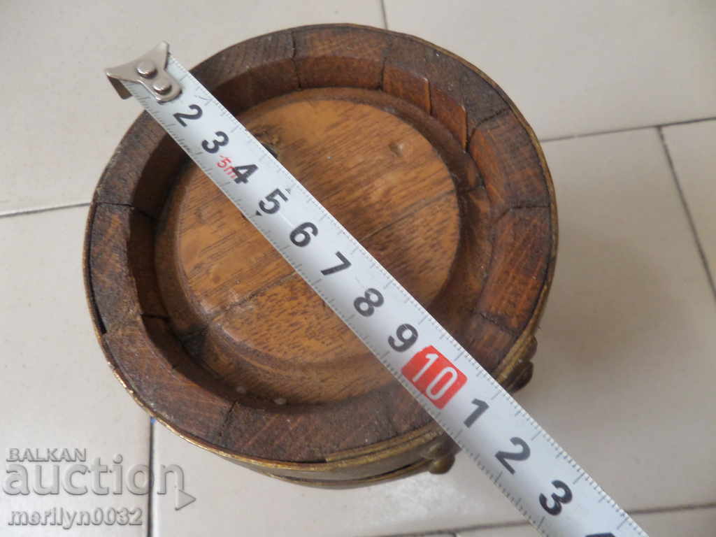 Licitație Furtuna, cilindrul, ciocolata din lemn si carton Licitație Furtuna, cilindrul, ciocolata din lemn si carton