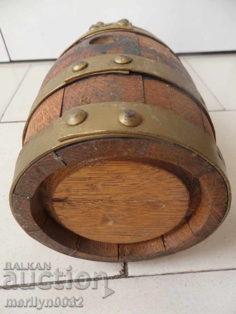 Livrarea Furtuna, cilindrul, ciocolata din lemn si carton Livrarea Furtuna, cilindrul, ciocolata din lemn si carton