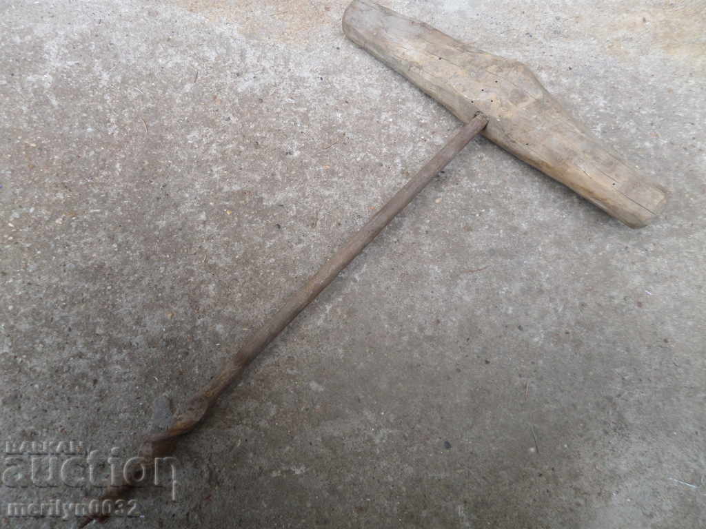 An old primitive crunch, a drill, a screwdriver with price 41.00 BGN | € 20.96 An old primitive crunch, a drill, a screwdriver with price 41.00 BGN | € 20.96