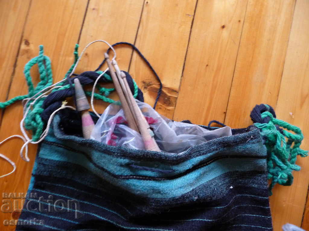 Delivery of Old authentic bag bag with several spindles