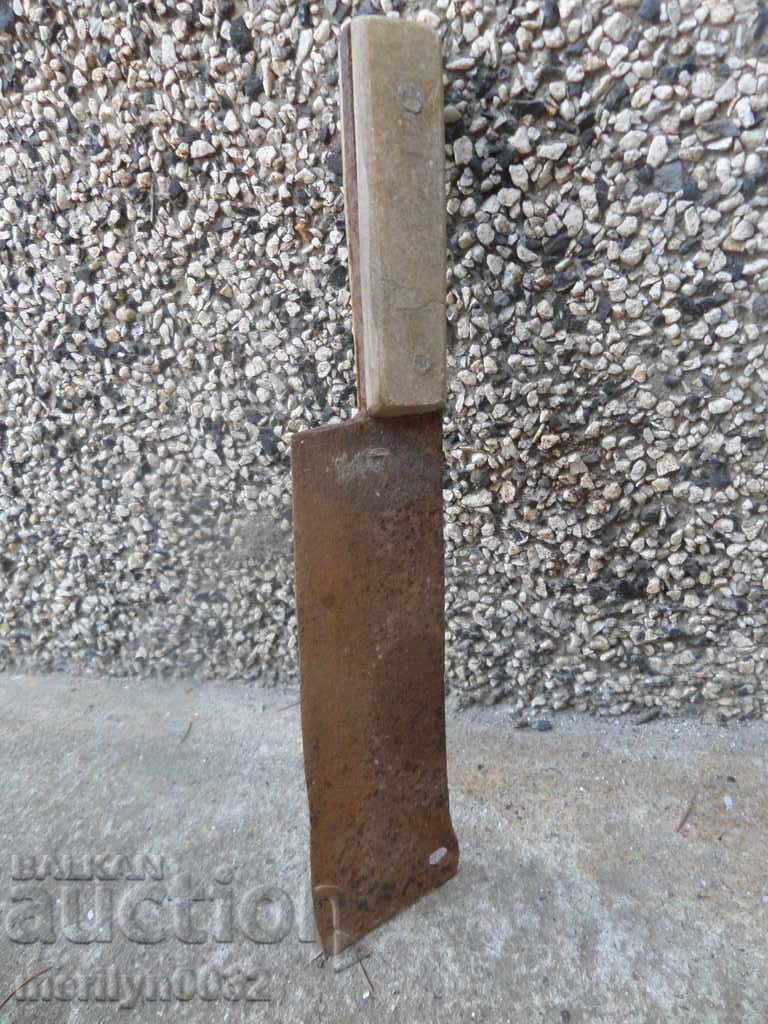 Auction An old saber toothed blade Auction An old saber toothed blade