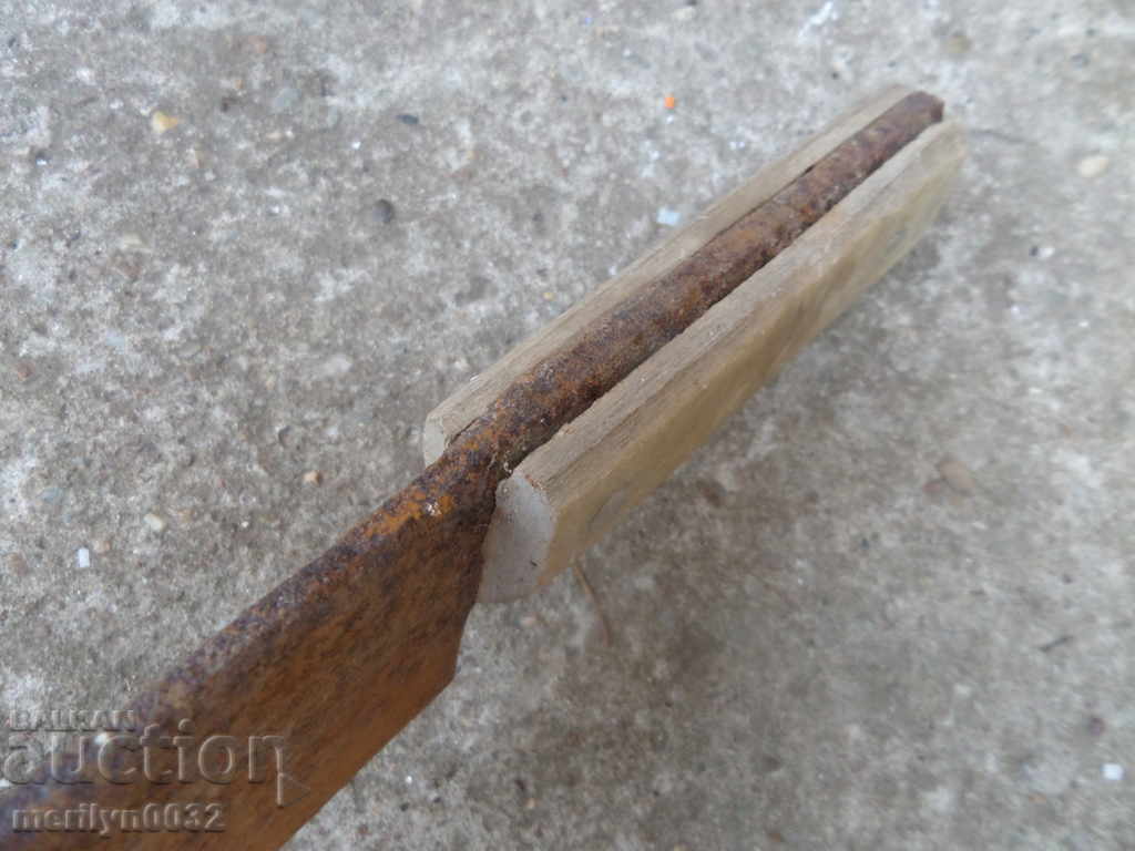 An old saber toothed blade - 5 An old saber toothed blade - 5