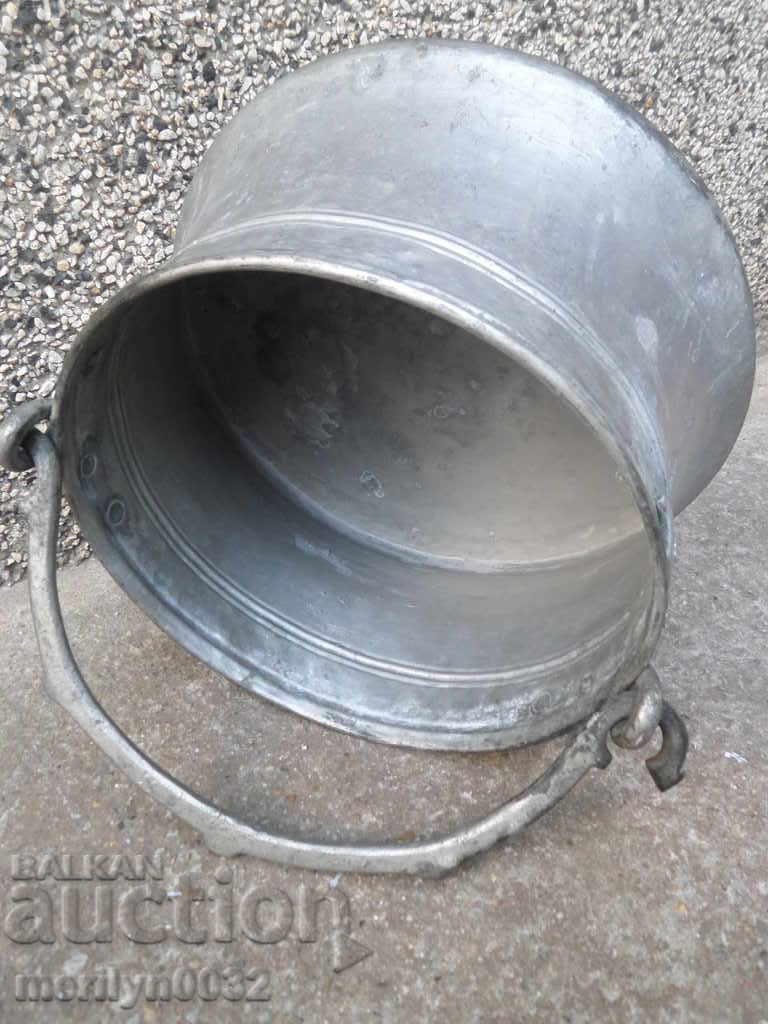Auction Tin boned, boiler, baker, copper pot Auction Tin boned, boiler, baker, copper pot