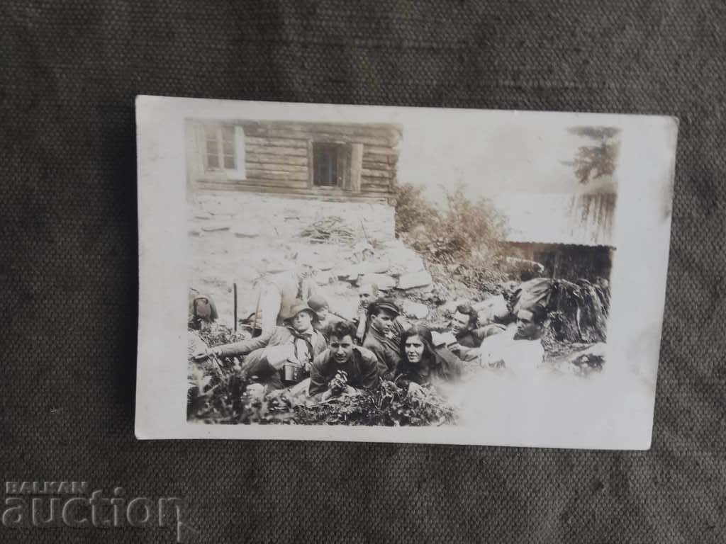 легнали до хижа туристи