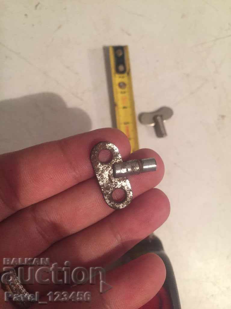 Auction  2 pcs clocks or a mechanical toy