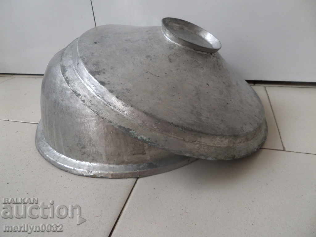 Auction  An old tinned pot, a baker's copper pot with lid