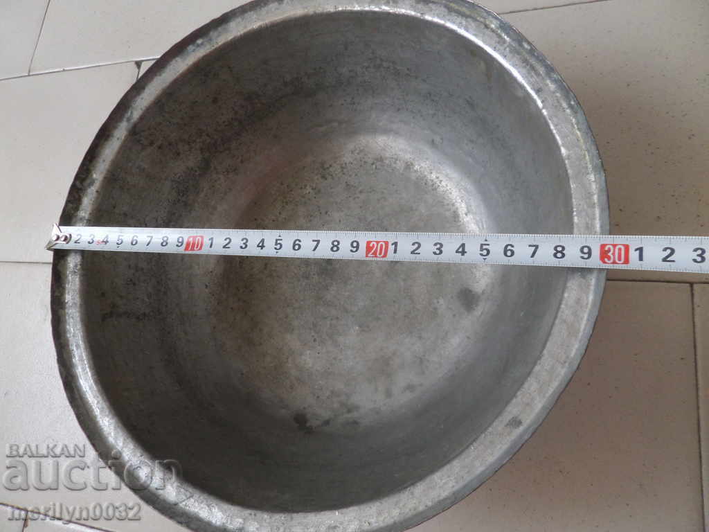 Delivery of An old tinned pot, a baker's copper pot with lid