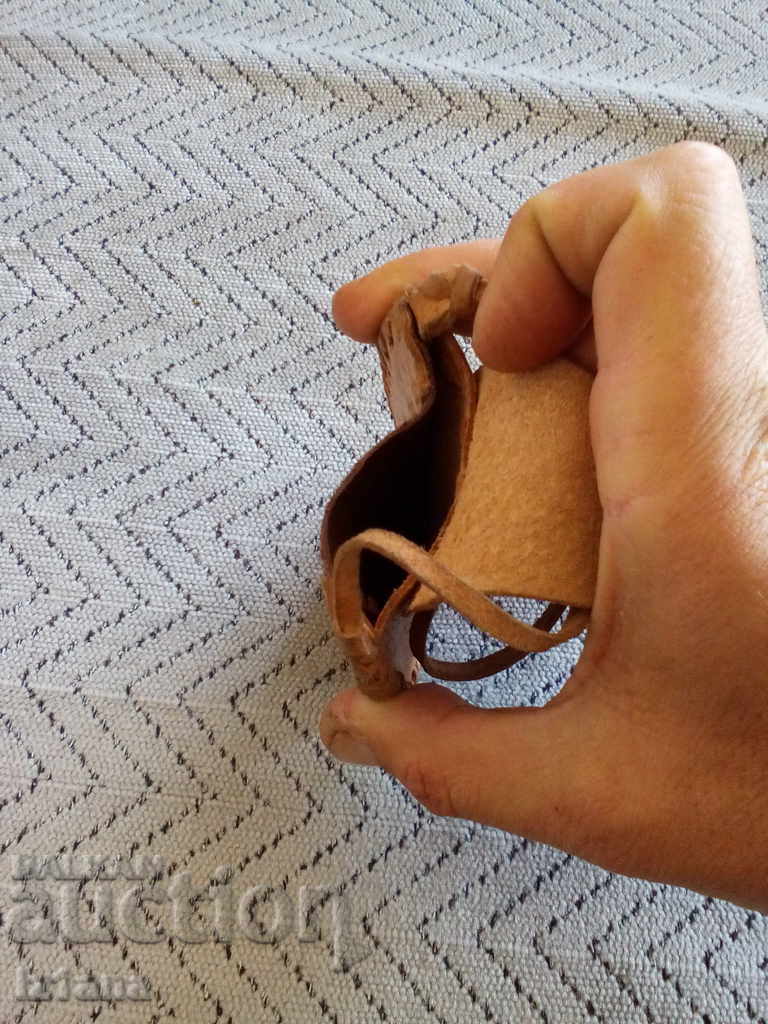 Delivery of Leather purse Delivery of Leather purse