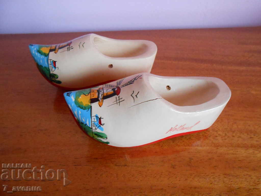 Auction Dutch shoes:) of wood, painted Auction Dutch shoes:) of wood, painted