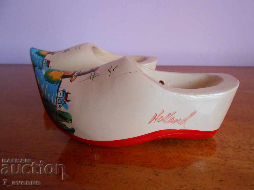 Delivery of Dutch shoes:) of wood, painted Delivery of Dutch shoes:) of wood, painted