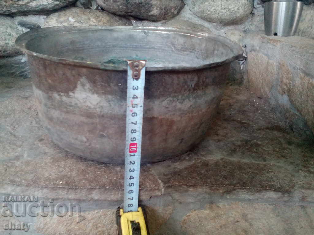 Delivery of Large copper old pot. Delivery of Large copper old pot.