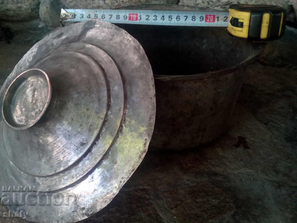 Auction Large copper old pot. Auction Large copper old pot.