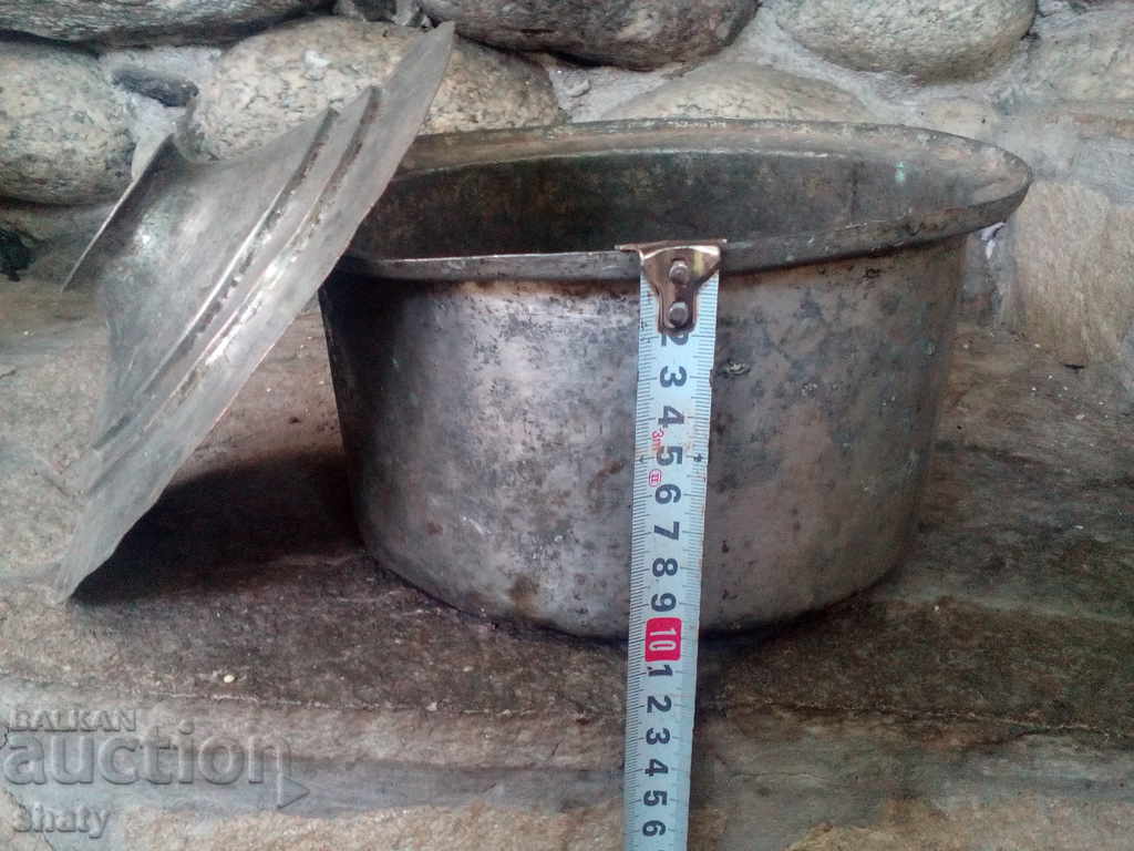 Delivery of Large copper old pot. Delivery of Large copper old pot.