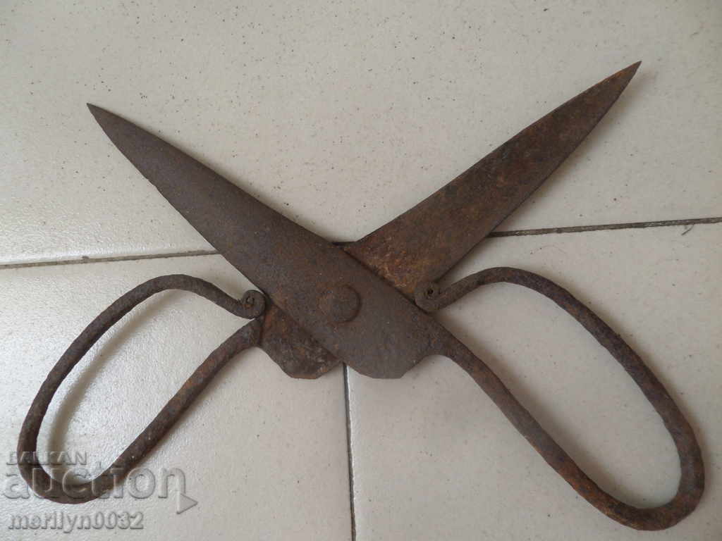 foarfece vechi forjate manual, fier cu preț 31.00 BGN | € 15.85 foarfece vechi forjate manual, fier cu preț 31.00 BGN | € 15.85