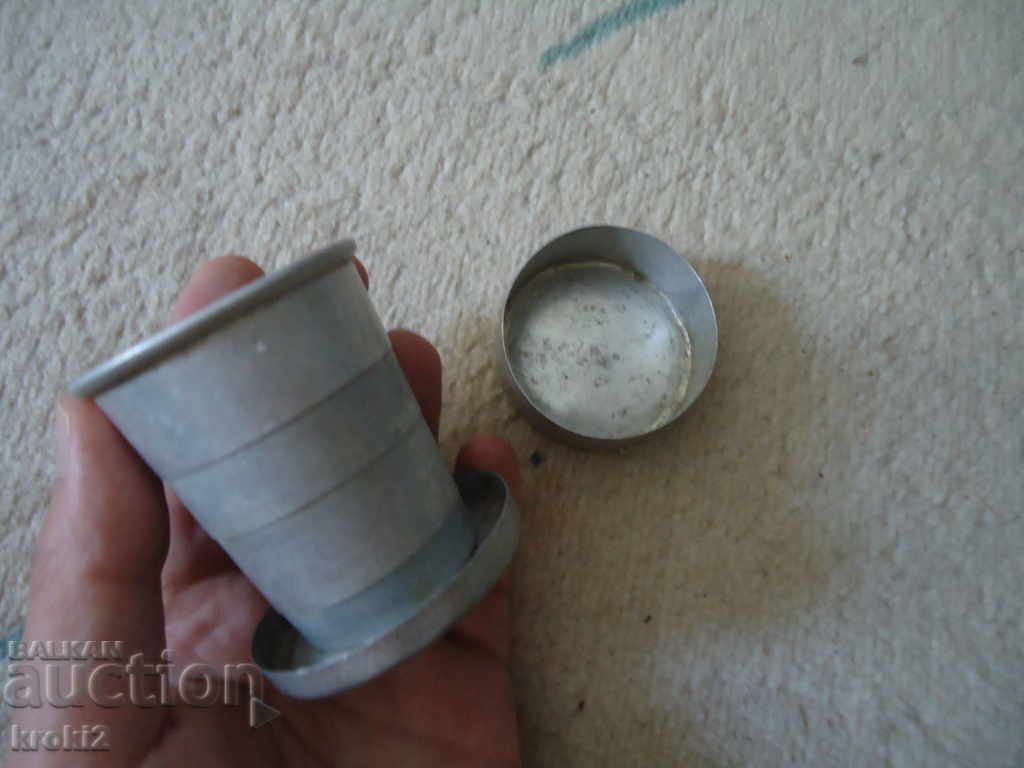 Pahar veche rabatabil din aluminiu cu preț € 9.00 | 17.60 BGN