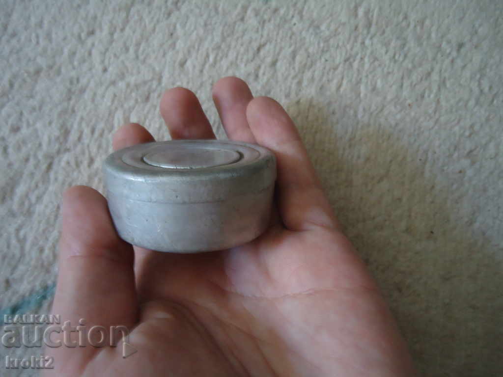 Delivery of Old aluminum folding cup