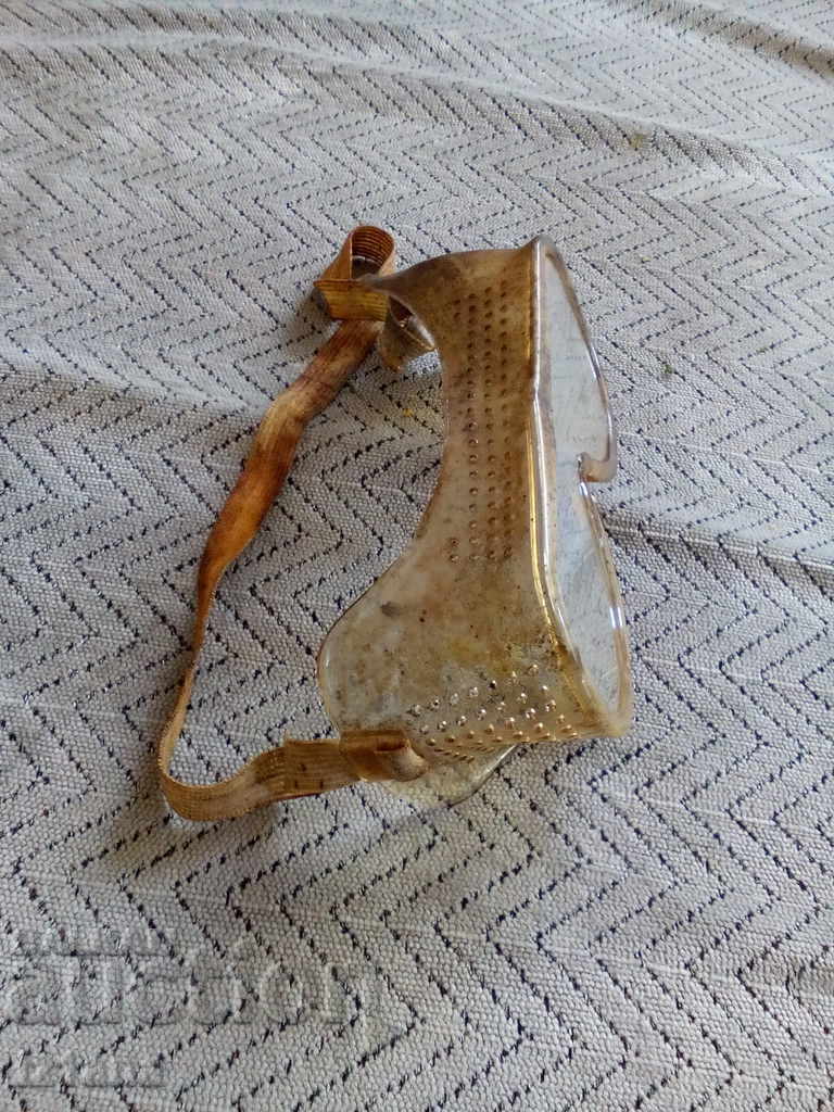 Old safety glasses with price 5.00 BGN | € 2.56 Old safety glasses with price 5.00 BGN | € 2.56