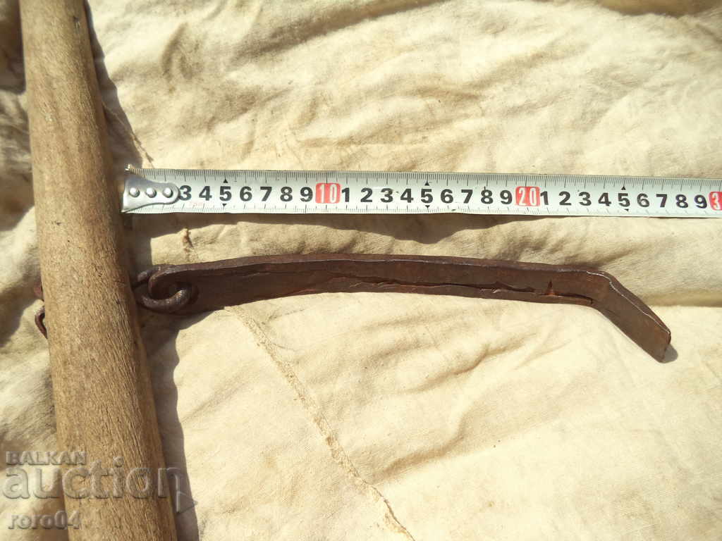Auction  STABLE HANDWEIGHT TOOL WITH WOODEN HANDLE
