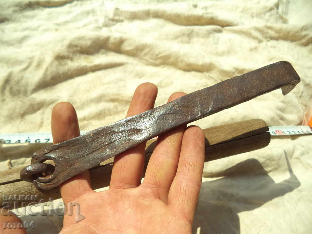 Delivery of STABLE HANDWEIGHT TOOL WITH WOODEN HANDLE