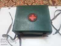 Стара медицинска  чанта  -  Червен кръст