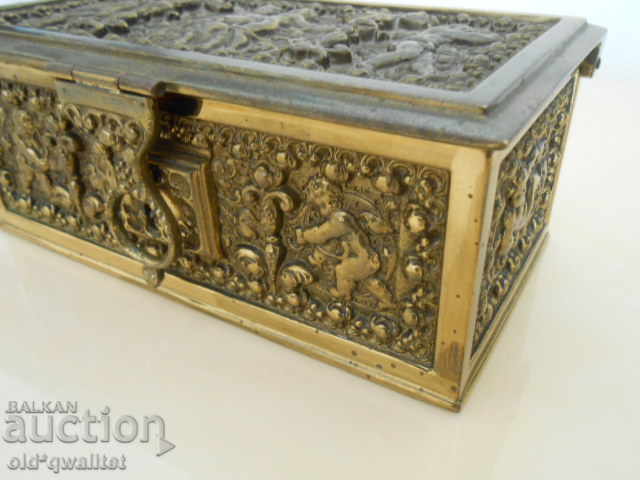 Auction ♛ Box for jewelry and documents with a decorative Lion key Auction ♛ Box for jewelry and documents with a decorative Lion key