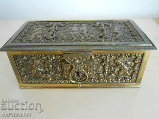 ♛ Box for jewelry and documents with a decorative Lion key